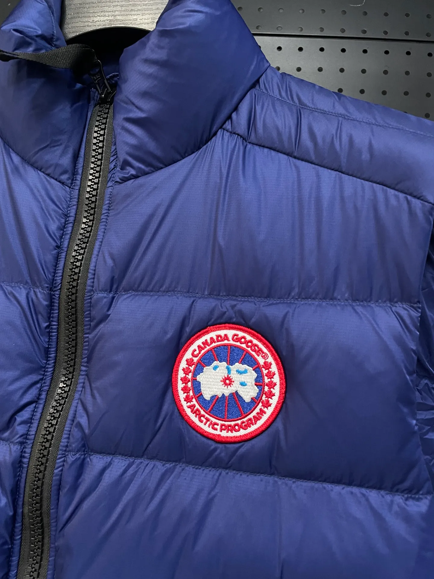 P560 Canadian brand CanadaGoose men's and women's CROFTON lightweight down vest 2229M DWR water-repellent treatment WindWall windproof fabric 700 fleece filling original mold opening details one to one production The upper body effect is stunning Exclusively available on the Xiaohongshu purchasing platform The highest version on the market Size: XS S M L XL XXL